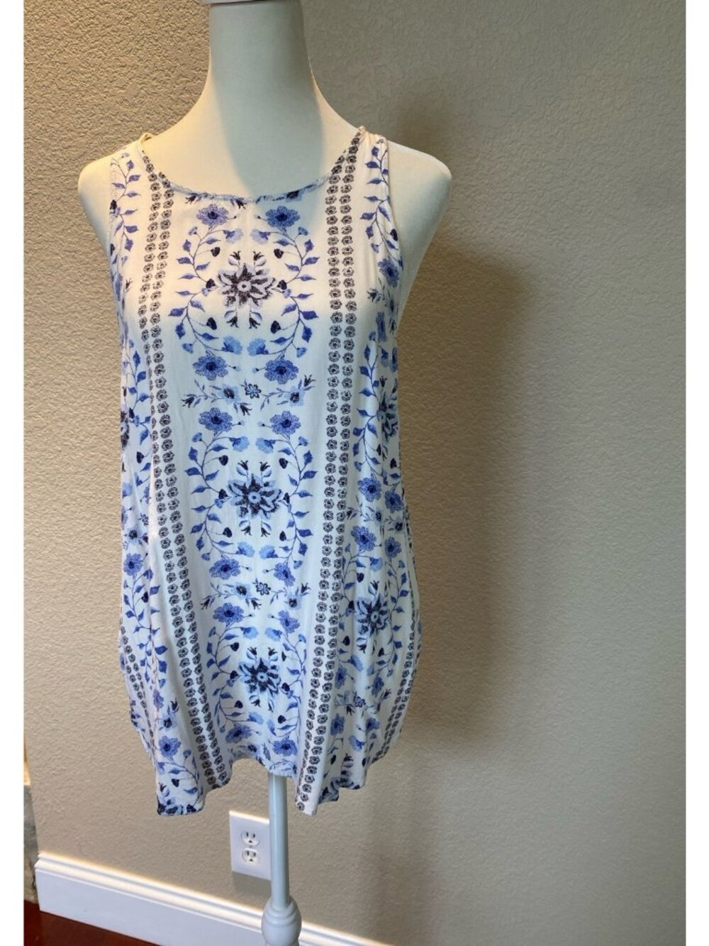 Old Navy Blue White Floral High Neck Tank Top Size Large 12-14